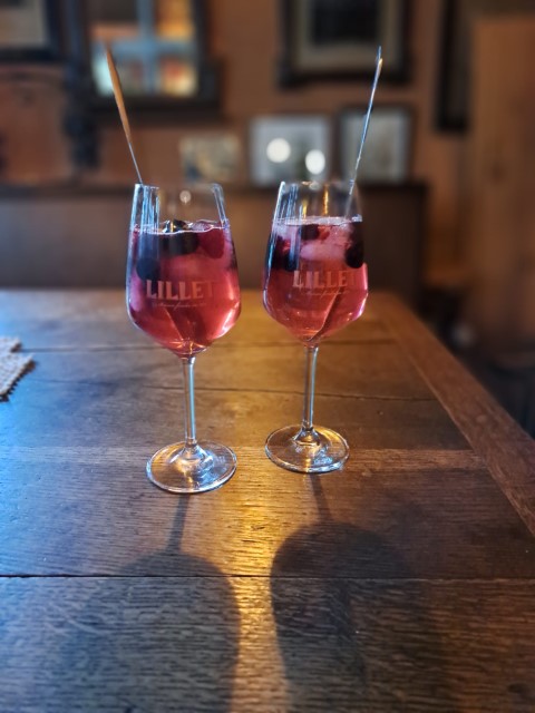 kleines-caffe-lillet-glaeser.jpg